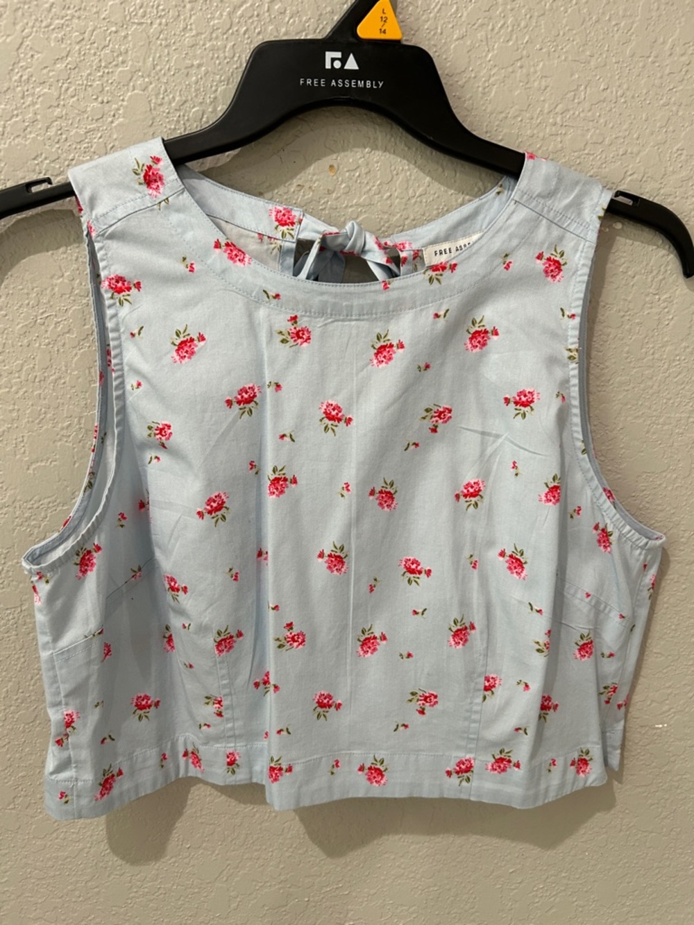 Free Assembly Light Blue Floral Tie-Back Crop Tank